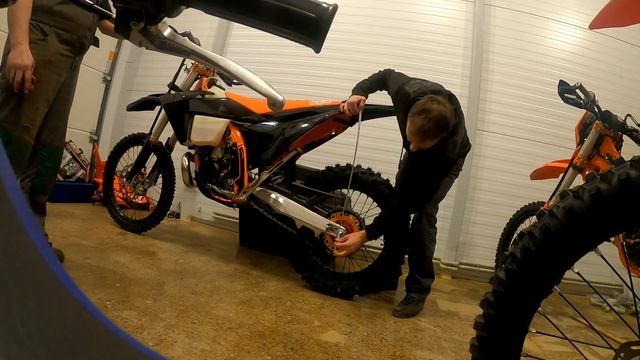 Сборка, настройка и тюнинг нового мотоцикла KTM EXC 300 TBI 2024 hard enduro. ЧАСТЬ 3 смотреть онлайн