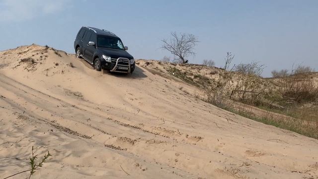 Mitsubishi Pajero4 V6 3.0 на бездорожье, выезд в песок, достал застрявшую пузотерку. смотреть онлайн
