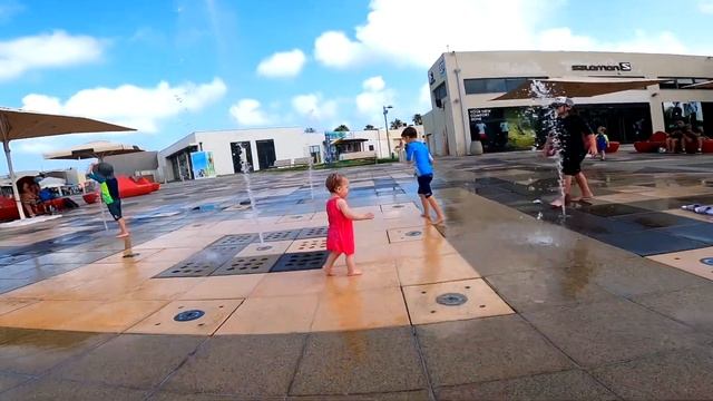 Веселая прогулка под фонтаном смотреть онлайн