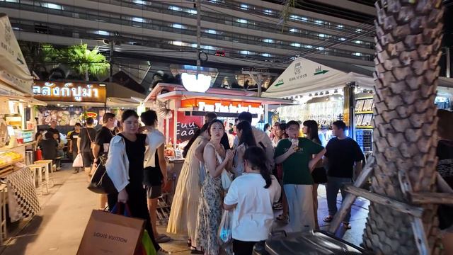 Tayland'ın En Güzel Sokak Satıcısının Peşinde - Özel Koruması Var смотреть онлайн