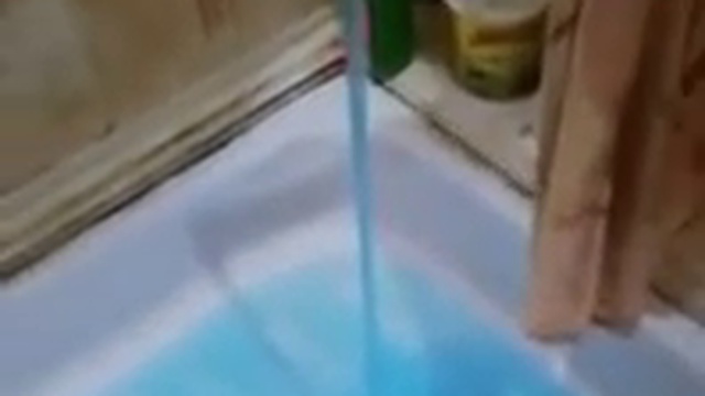 Я смотрю в унитаз хохоча У меня голубая моча И конец у меня голубой И вообще я не доволен собой! смотреть онлайн