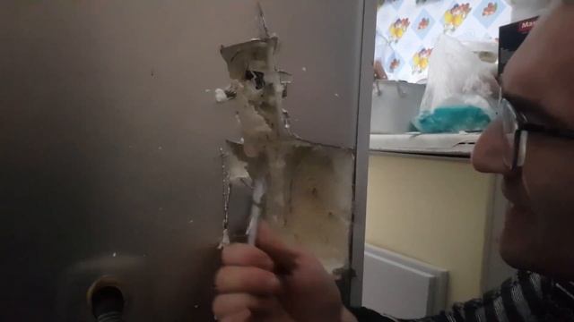 В холодильнике лед образуется на стенке