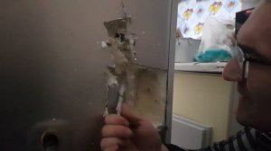 В холодильнике лед образуется на стенке