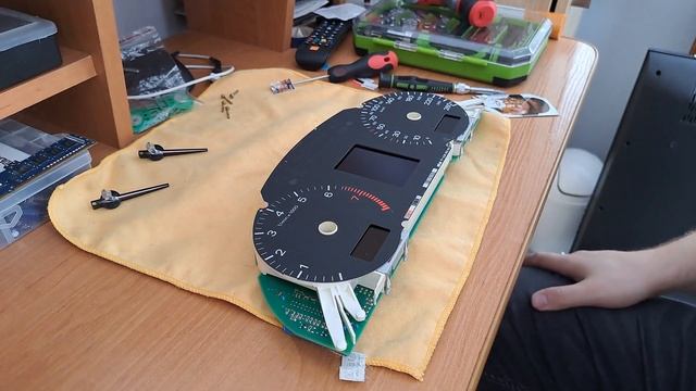 Zmiana tarcz licznika Audi A4 B6 1.8T/Demontaż zegarów/Changing counter dials смотреть онлайн