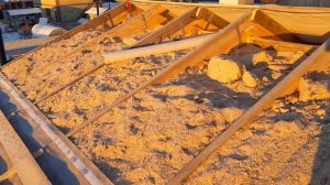 Утепление мансардной крыши опилками