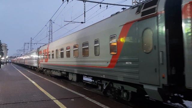 Прибытие скорого поезда 144 "Кисловодск-Москва" на станцию Тула-1-Курская смотреть онлайн