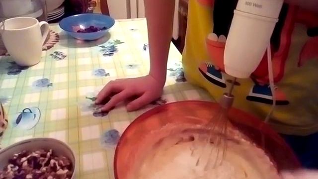 Пирог с начинкой готовят дети смотреть онлайн