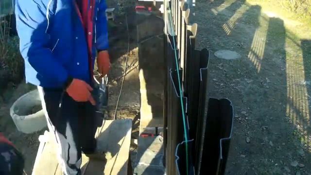 Вариант выполнения забора из рваного камня и металлического евроштакетника смотреть онлайн