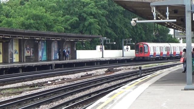 Trains at Chiswick Park смотреть онлайн