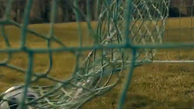 Отец и сын играют в футбол \ Dad & Son Football Session (forced to smile) смотреть онлайн