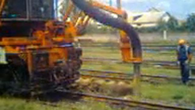 Огромный пылесос копает ямы смотреть онлайн