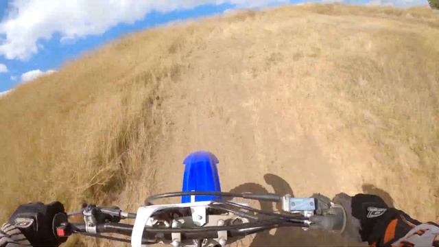 Прохват на Yamaha YZ450F и Honda CR125R по кроссовой трассе смотреть онлайн