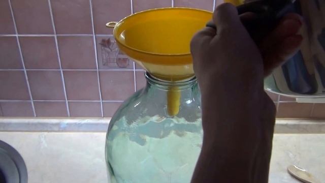 АПЕЛЬСИНОВЫЙ НАПИТОК / ЛИМОНАД / МУЖЧИНА НА КУХНЕ смотреть онлайн