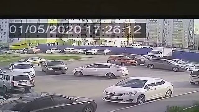 1 мая 2020. Ребёнок втыкал в телефон и совершил столкновение. смотреть онлайн