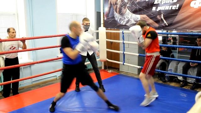 Бокс любителей. Деревягин Виталий (красный) - Ляпидовский Артём (синий). Зеленодольск 31.01.2021 смотреть онлайн