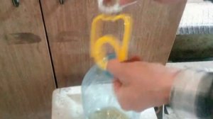 Как быстро снять ручку с 5-литровой бутылки и использовать её снова.