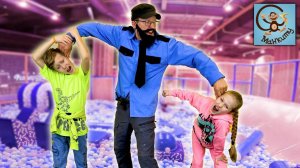 Даня и Диана играют в  Прятки от Охранника в Торговом Центре. Манкиту