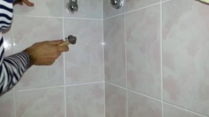 Как просверлить плитку и установить полку в ванной закрепив ее на кафеле..