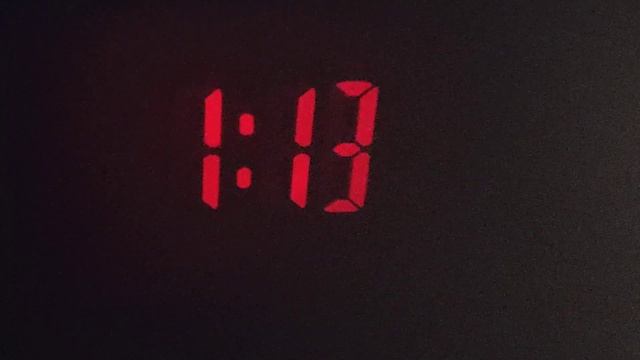 Часы настольные с проекцией на стену. смотреть онлайн