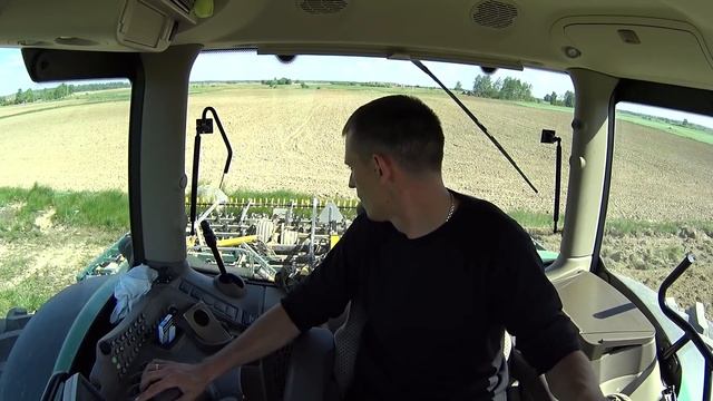 Культивирую, работа сеялки и трактора Нью Холонд со стороны. смотреть онлайн
