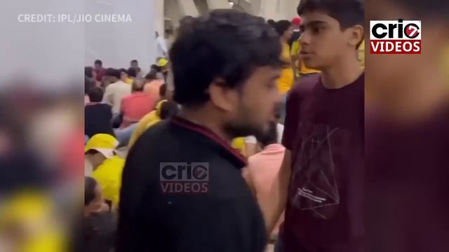 Ms Dhoni heart winning gesture when fans crying when rooms not available after match got cancelled смотреть онлайн