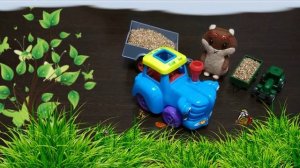 синий трактор по полям