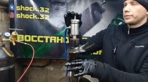 В два раза увеличил давление азота в амортизаторе.