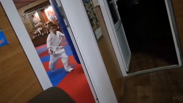 Мое первое кимоно (доги) для каратэ, продолжаем готовиться к первым спаррингам смотреть онлайн