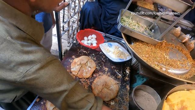 Pakistani Street Food: Never Seen Before Chicken Bride Paratha. Hyderabad Food Street Dulhan Parath