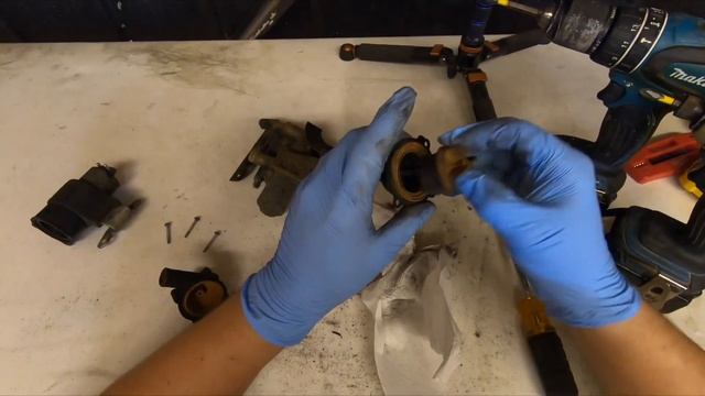 Taking apart Used T1N Bosch Auxiliary Water Pump Electric that failed for Mercedes Sprinter смотреть онлайн