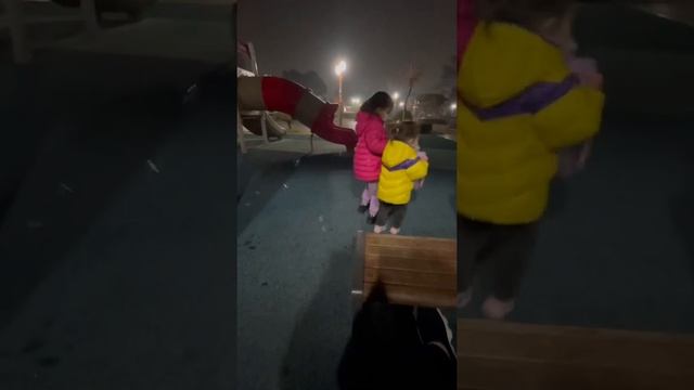 На детской площадке | Гуляем с детьми | фотоаппарат с мыльными пузырями | 19.11.2021. | прогулка | смотреть онлайн