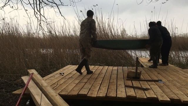 Строим пирс своими руками. Строительство пирса. Пирс для рыбалки. Помост для рыбалки, строим летом. смотреть онлайн