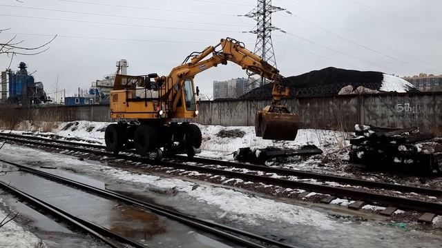 Экскаватор на рельсах. С Вовой в промзоне. смотреть онлайн