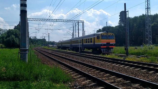 Утреннее движение в Вагонном парке(28.06.22) смотреть онлайн