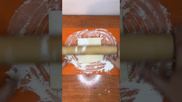 Вкусные конвертики из слоенного теста с сайрой смотреть онлайн