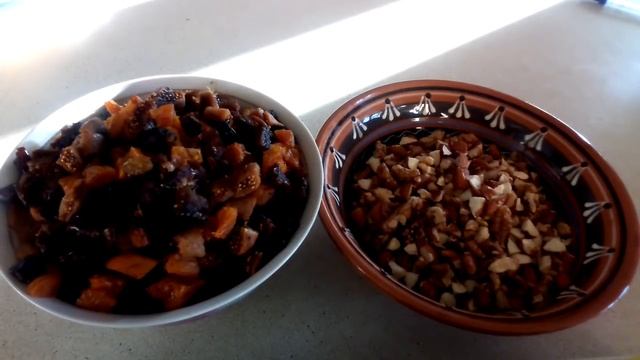 Лакомство из сухофруктов, орехов и мёда. смотреть онлайн