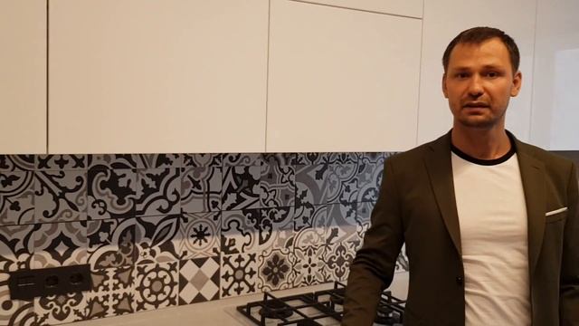 Кухня, с комбинацией глянцевых и матовых фасадов. смотреть онлайн