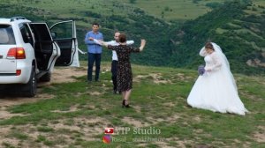 Танцы жениха и невесты в горах дагестана !!