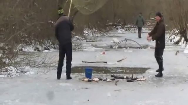 мега удачная рыбалка зимой на речке пауком(фаткой) смотреть онлайн