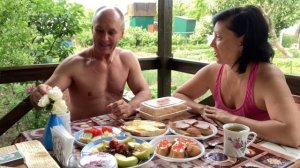 Завтракаем на даче впервые в нашей беседке. Обсуждаем прошедший день рождения и наши планы