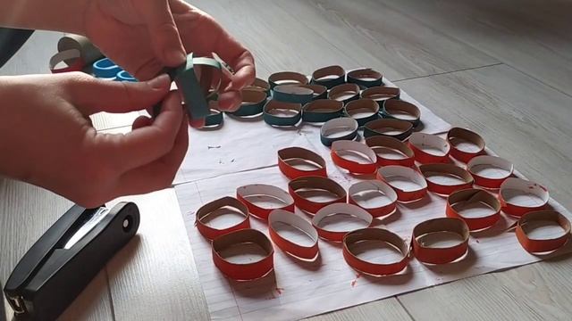 ёлочные игрушки, шарики своими руками из бумаги, туалетной втулки смотреть онлайн