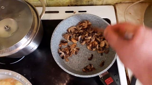 ВАРЁНАЯ КАРТОШКА ЖАРЕННАЯ С ОВОЩАМИ И ШАМПИНЬОНАМИ. смотреть онлайн