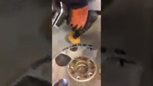 Чистим литые диски от старого скотча.