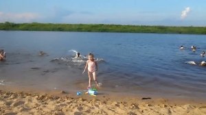 ПЕРВЫЕ КУПАНИЯ ДЕТЕЙ В ЭТОМ ГОДУ НА ВОЛГЕ