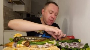 МУКБАНГ. ОБЖОР. СКУМБРИЯ ГОРЯЧЕГО КОПЧЕНИЯ, СЕЛЁДКА, ЛУЧОК, КАРТОШКА, ОВОЩИ. АСМР. MUKBANG.