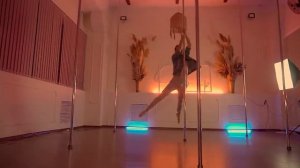Парень на пилоне / Pole dancing