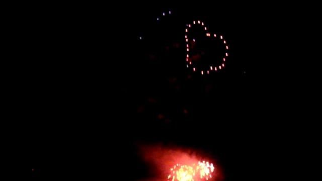 Салют на День Рождения Москвы в Алтуфьево =) с 867-летием столица) смотреть онлайн
