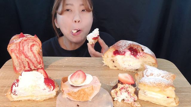 ASMR 2024딸기페어 파리바게트 먹방!생딸기타르트,찰떡앙빵,왕구름빵,스트로베리데니쉬,딸기크림파이등,MUKBANG,dessert,ParisBaguette,eating sound смотреть онлайн