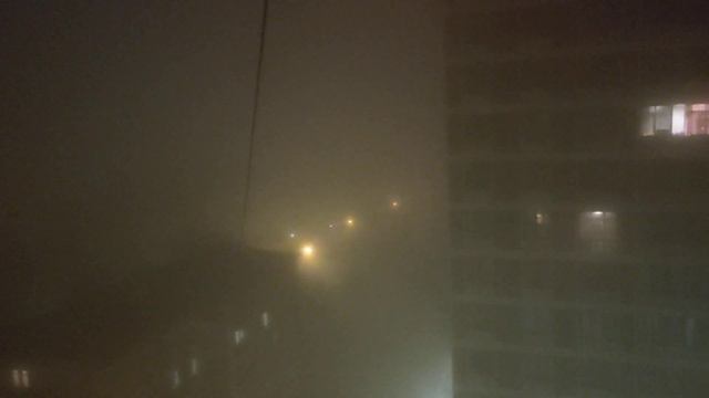Может быть это и туман но с четким запахом гари. Москва 0:33. 02.11.2021. смотреть онлайн