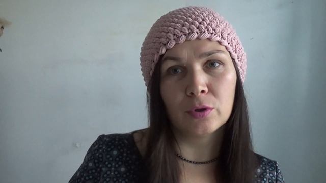 Шапочка крючком из пышных столбиков " Пыльная роза". смотреть онлайн